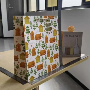 New in stock, FH-22011-L hot stamping Christmas gift paper bags. Wholesale of cartoon Christmas tote bags.