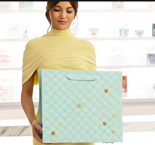 FHC-001H Wholesale of new cross-border gift bags, paper bags, high-end gold-embossed white card handbags