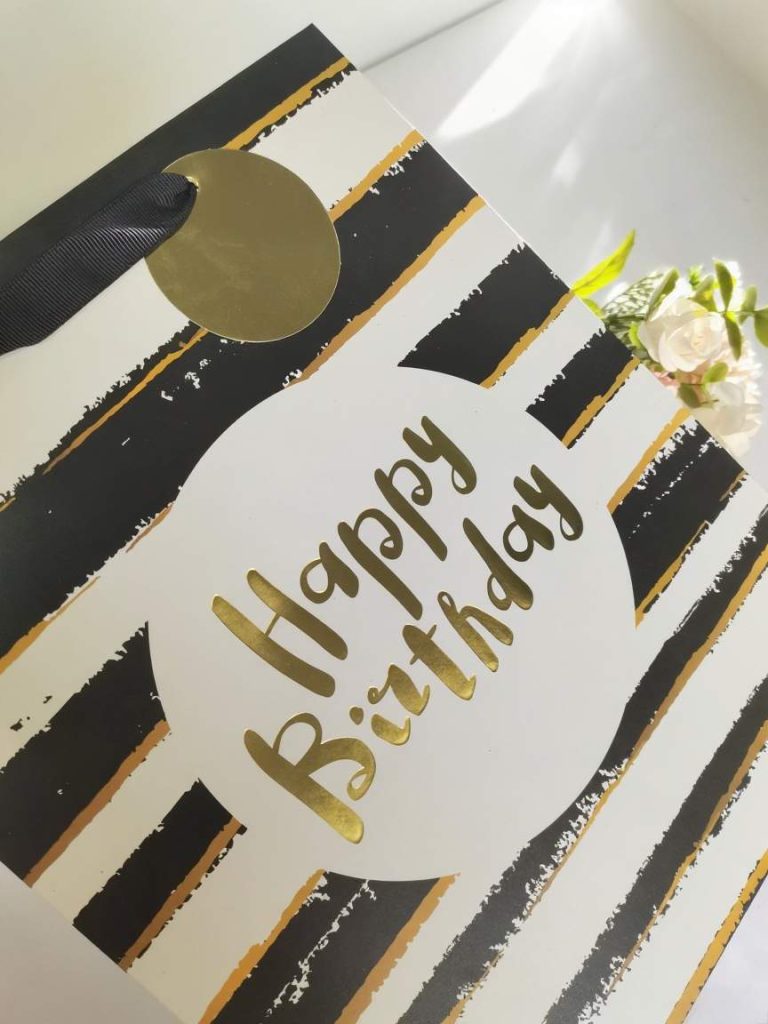 Hello everyone, welcome to Fan Hong Paper Packaging Co., LTD. We are a manufacturer specializing in paper bag production, with over 30 years of production experience. We can undertake medium and high-end paper products such as paper bags, white card boxes, greeting cards and tags. The factory is located in Jinhua, Zhejiang Province, covering an area of over 10,000 square meters. Nearly a hundred skilled technical workers are in production. Each process is supervised by dedicated quality inspection personnel. From production to packaging, strict quality control is carried out layer by layer to ensure product quality and provide outstanding quality and time guarantee for every order of yours. We have over twenty years of experience in foreign trade exports. Our products are sold far to Europe, America and other parts of the world. We hold international certifications such as FSC, BSCI, and METER, and are capable of undertaking all kinds of foreign trade orders Because of professionalism, you can rest assured. Fan Hong Paper Packaging Co., Ltd. looks forward to cooperating with you.